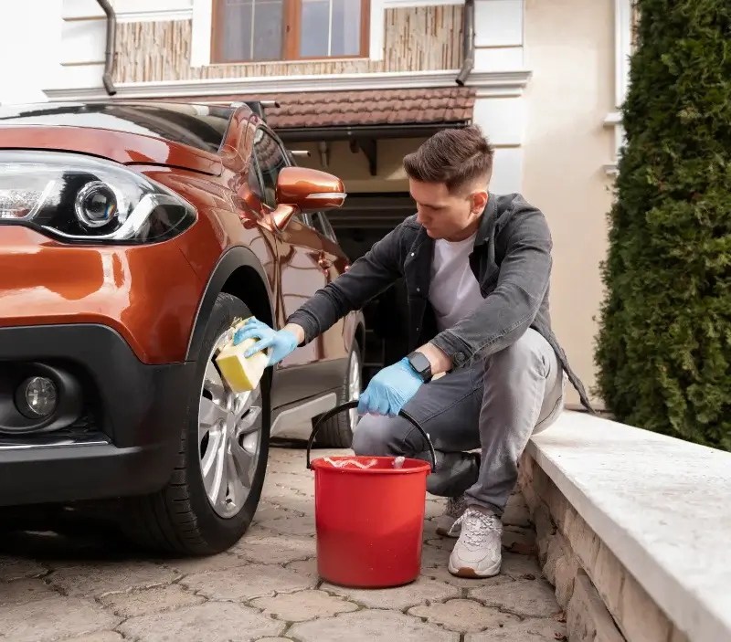 Lavage auto à domicile Gavray-sur-Sienne : professionnel intervenant sur un véhicule